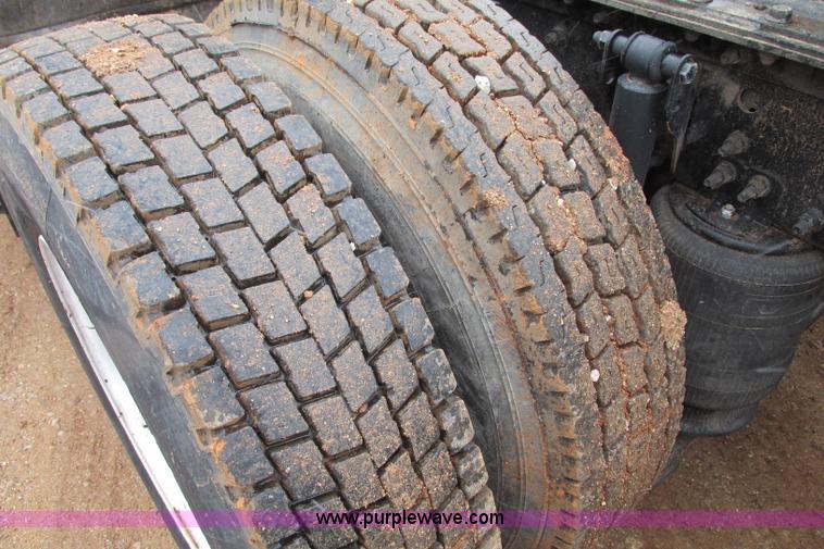 image for item F4707 2003 Volvo semi truck