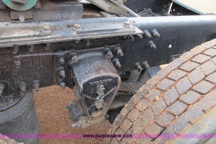 image for item F4707 2003 Volvo semi truck