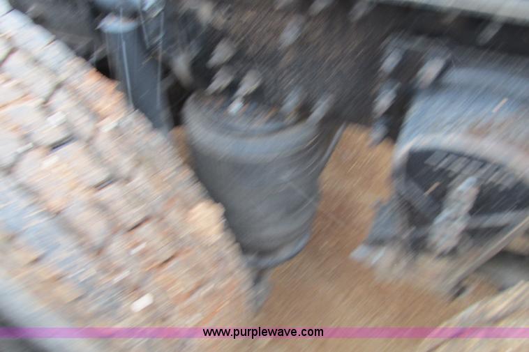 image for item F4707 2003 Volvo semi truck