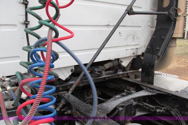 image for item F4707 2003 Volvo semi truck