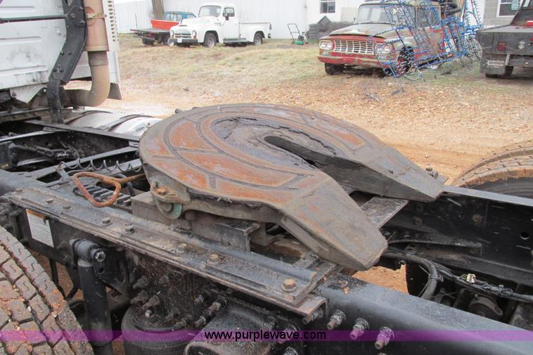 image for item F4707 2003 Volvo semi truck