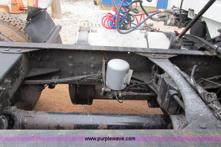 image for item F4707 2003 Volvo semi truck