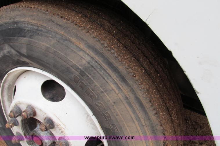 image for item F4707 2003 Volvo semi truck