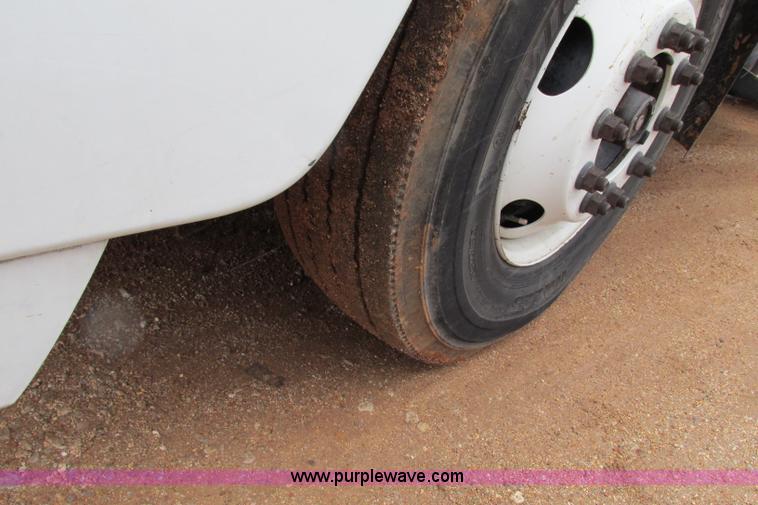 image for item F4707 2003 Volvo semi truck