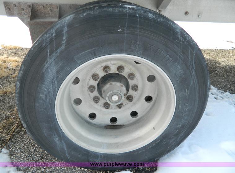 image for item G7685 1993 Reitnouer 48' aluminum trailer