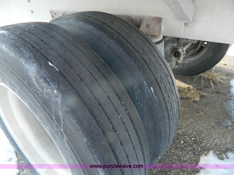 image for item G7685 1993 Reitnouer 48' aluminum trailer