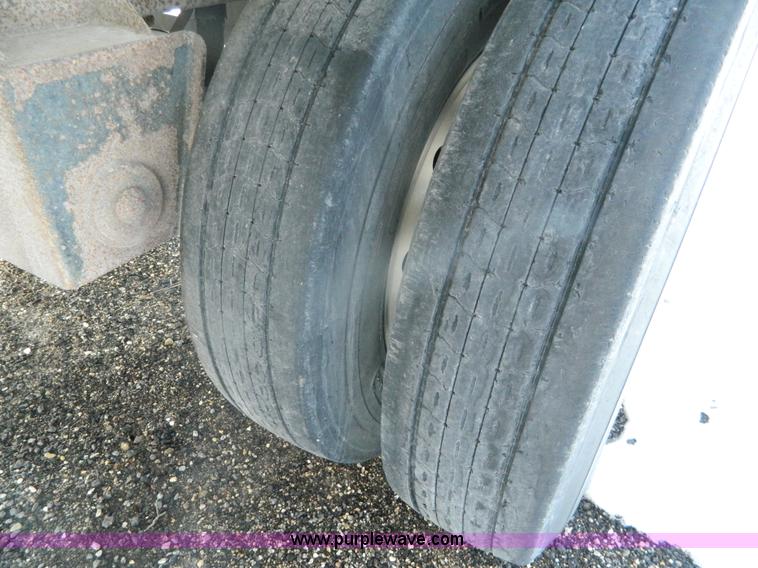 image for item G7685 1993 Reitnouer 48' aluminum trailer