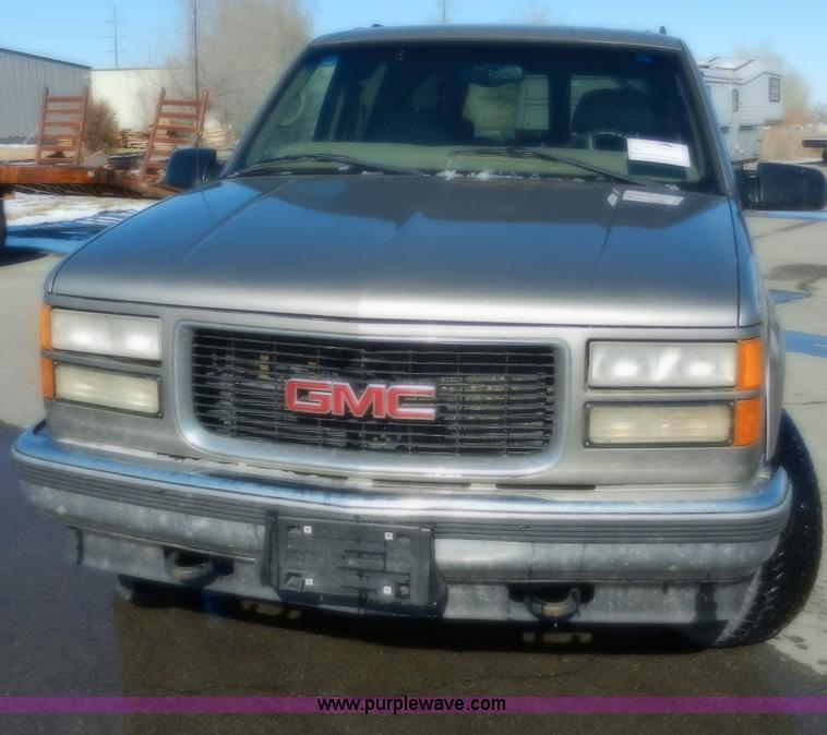 image for item A3904 1999 GMC Suburban 1500 SLT SUV