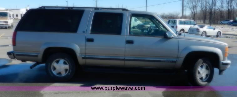 image for item A3904 1999 GMC Suburban 1500 SLT SUV