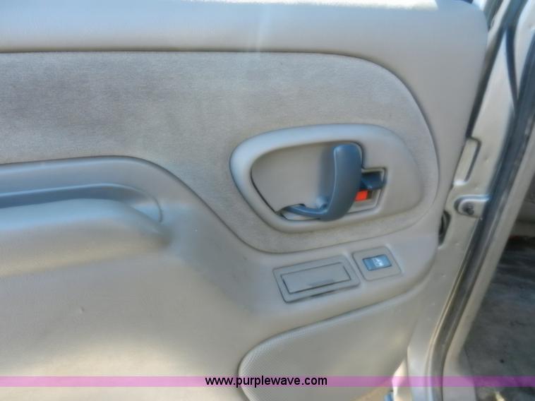 image for item A3904 1999 GMC Suburban 1500 SLT SUV