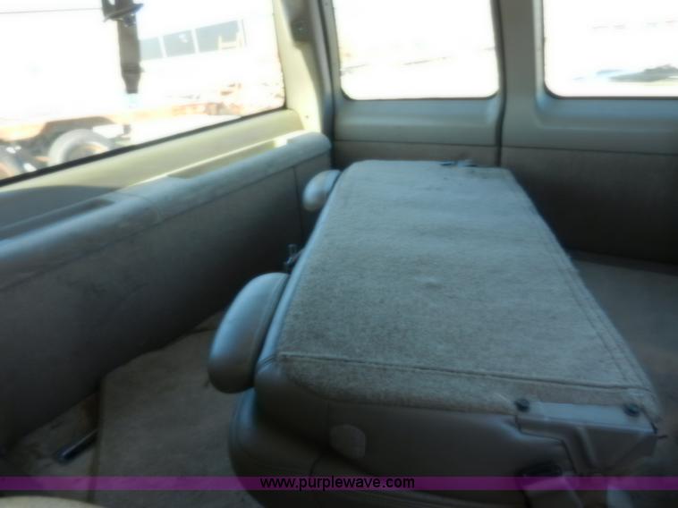 image for item A3904 1999 GMC Suburban 1500 SLT SUV
