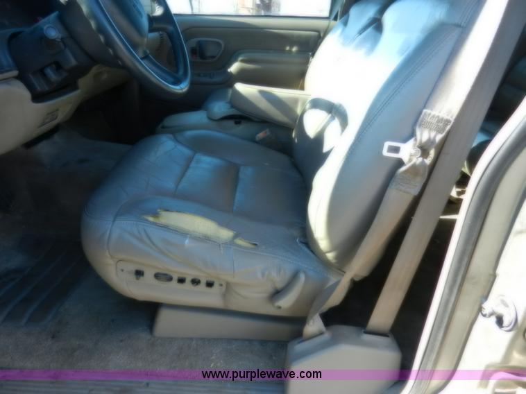 image for item A3904 1999 GMC Suburban 1500 SLT SUV