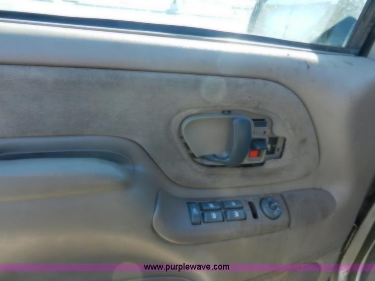 image for item A3904 1999 GMC Suburban 1500 SLT SUV