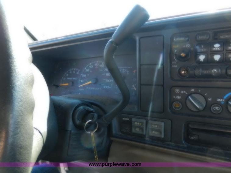 image for item A3904 1999 GMC Suburban 1500 SLT SUV