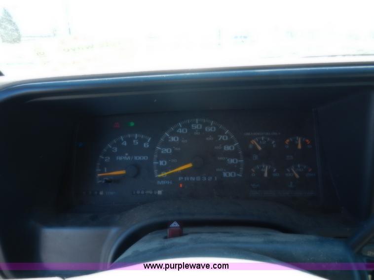 image for item A3904 1999 GMC Suburban 1500 SLT SUV