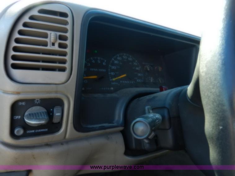 image for item A3904 1999 GMC Suburban 1500 SLT SUV