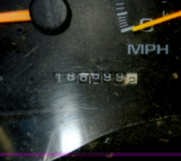 image for item A3904 1999 GMC Suburban 1500 SLT SUV