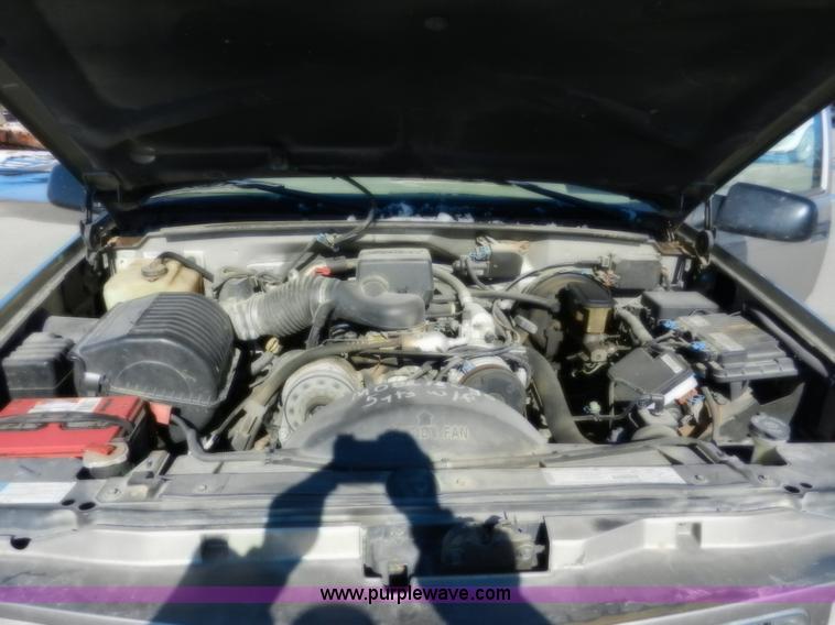 image for item A3904 1999 GMC Suburban 1500 SLT SUV