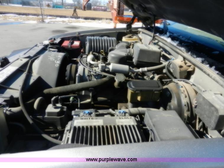 image for item A3904 1999 GMC Suburban 1500 SLT SUV