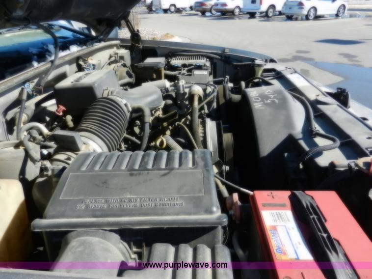 image for item A3904 1999 GMC Suburban 1500 SLT SUV