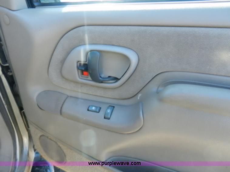 image for item A3904 1999 GMC Suburban 1500 SLT SUV