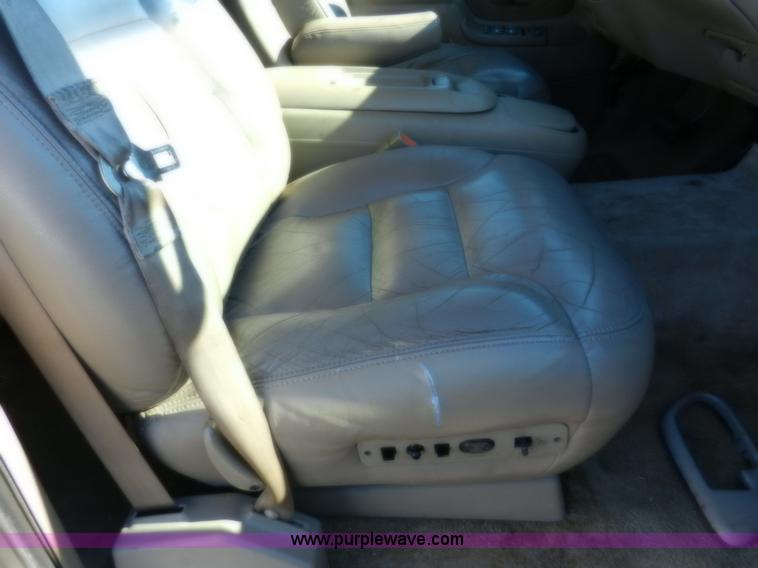 image for item A3904 1999 GMC Suburban 1500 SLT SUV