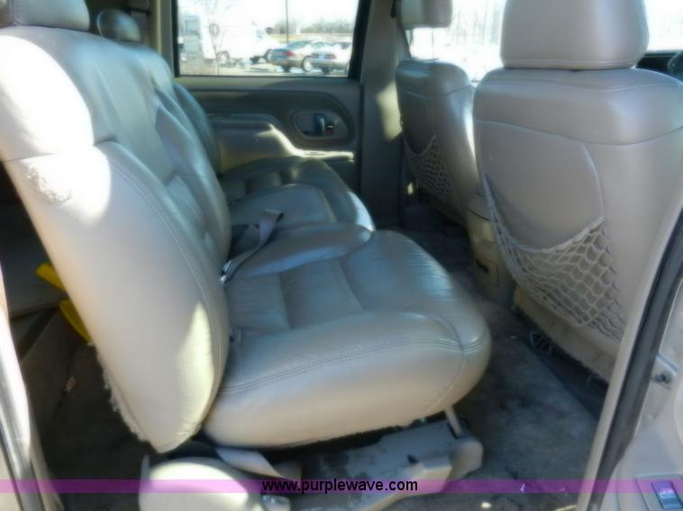 image for item A3904 1999 GMC Suburban 1500 SLT SUV