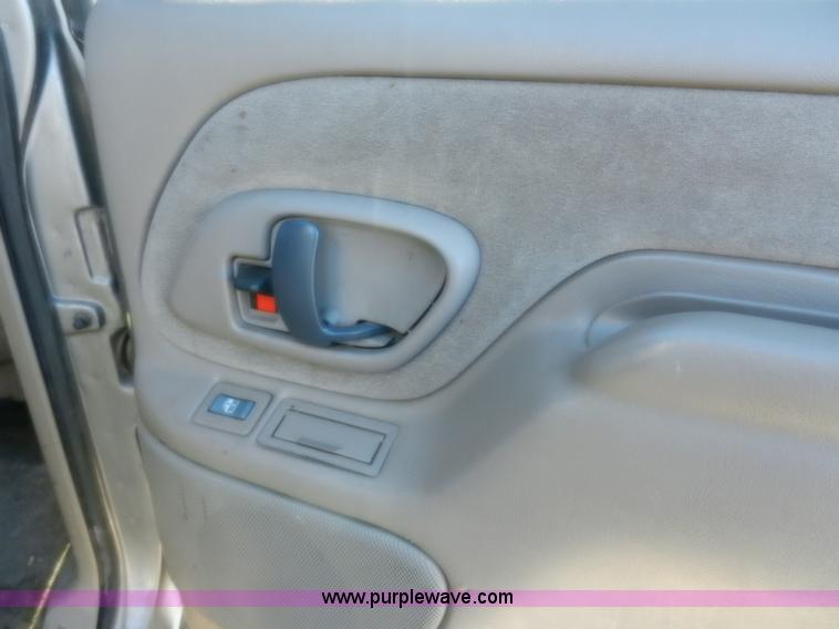 image for item A3904 1999 GMC Suburban 1500 SLT SUV