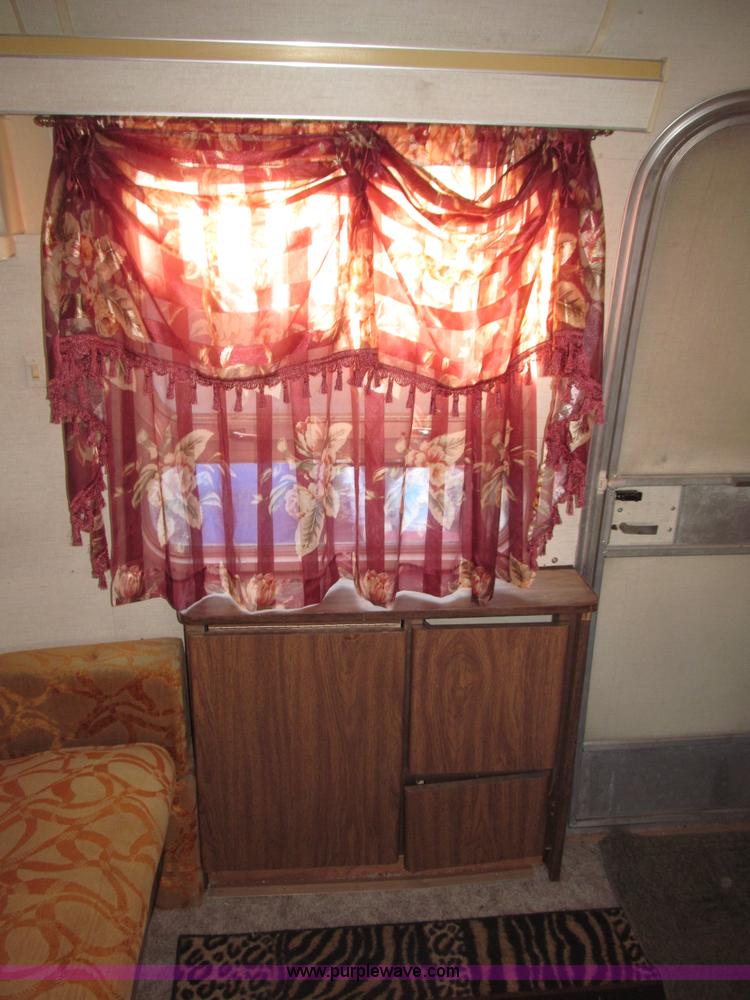 image for item B5337 1976 Airstream S0V31 31' travel trailer