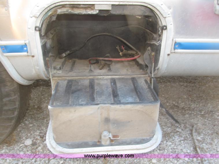 image for item B5337 1976 Airstream S0V31 31' travel trailer