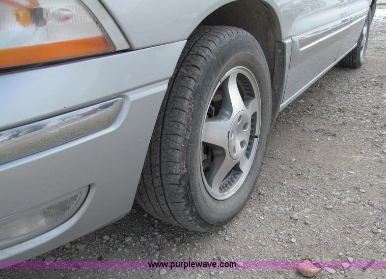 image for item D7148 2000 Ford Windstar SE van