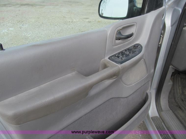 image for item D7148 2000 Ford Windstar SE van