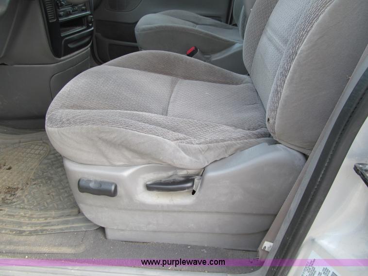 image for item D7148 2000 Ford Windstar SE van