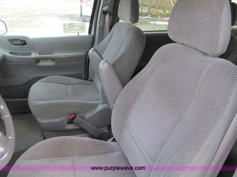 image for item D7148 2000 Ford Windstar SE van