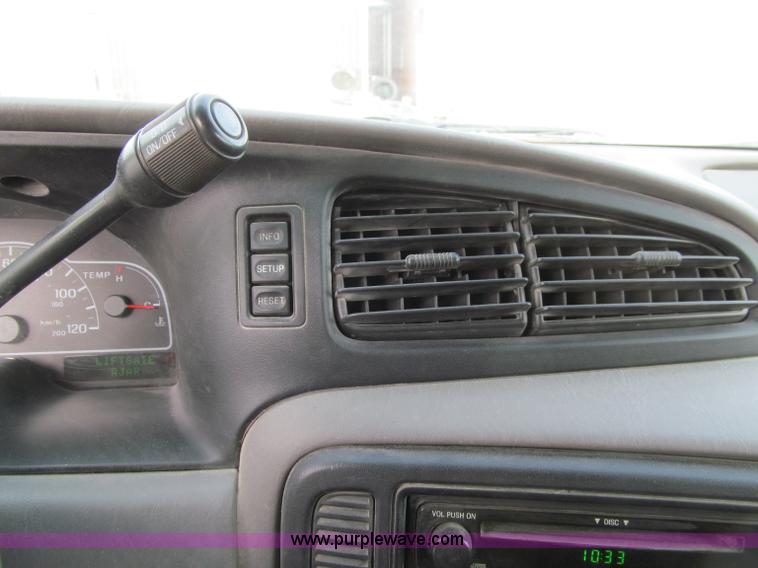 image for item D7148 2000 Ford Windstar SE van
