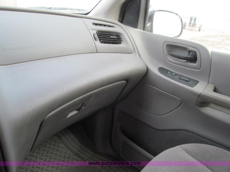 image for item D7148 2000 Ford Windstar SE van