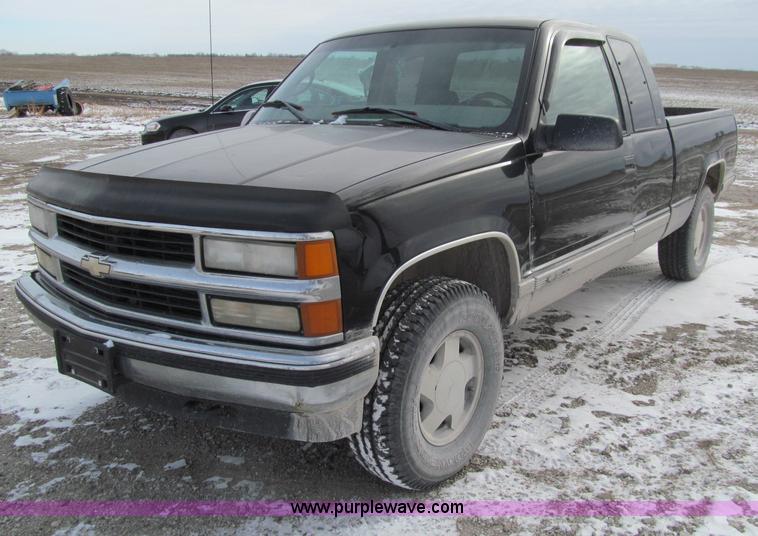 image for item D7152 1998 Chevrolet 1500 Extended Cab pickup truck