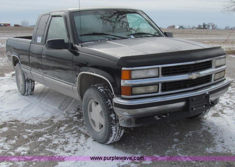 image for item D7152 1998 Chevrolet 1500 Extended Cab pickup truck