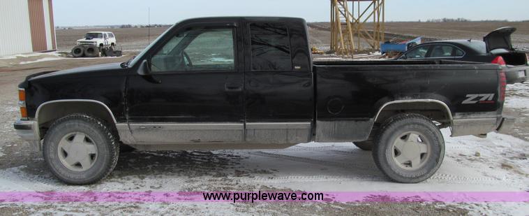 image for item D7152 1998 Chevrolet 1500 Extended Cab pickup truck
