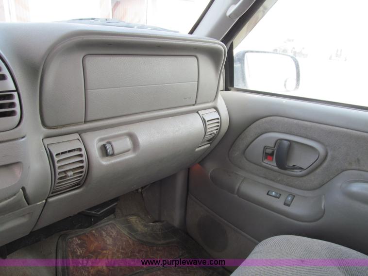 image for item D7152 1998 Chevrolet 1500 Extended Cab pickup truck