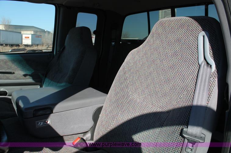 image for item E2533 2000 Dodge Ram 2500 pickup truck