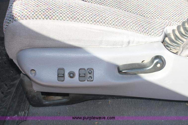 image for item E2533 2000 Dodge Ram 2500 pickup truck