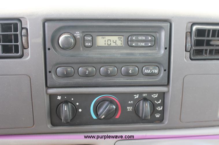 image for item E2542 1999 Ford F350 Super Duty tire service truck