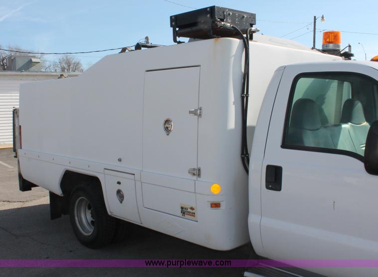 image for item E2542 1999 Ford F350 Super Duty tire service truck