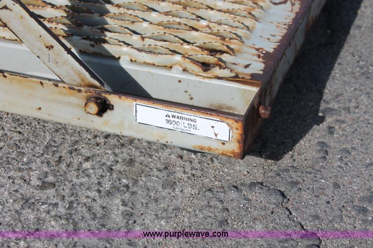 image for item E2542 1999 Ford F350 Super Duty tire service truck