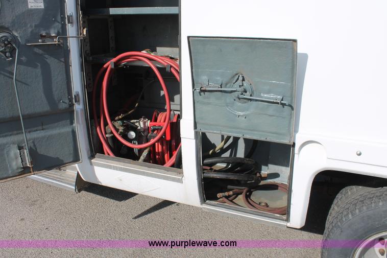 image for item E2542 1999 Ford F350 Super Duty tire service truck