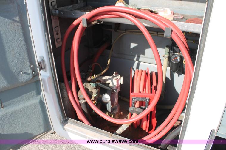 image for item E2542 1999 Ford F350 Super Duty tire service truck