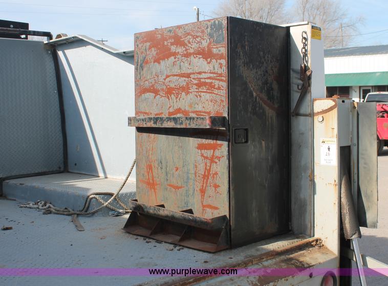 image for item E2542 1999 Ford F350 Super Duty tire service truck