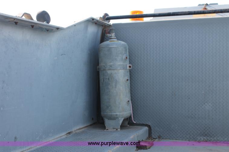 image for item E2542 1999 Ford F350 Super Duty tire service truck