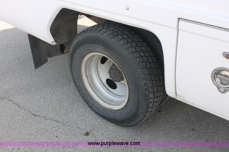 image for item E2542 1999 Ford F350 Super Duty tire service truck